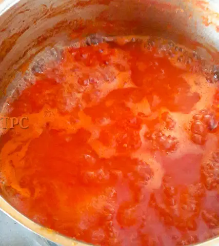 frying tomato for nigerian tomato stew base