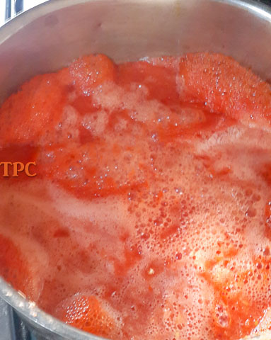 Boiling tomato for nigerian tomato stew base