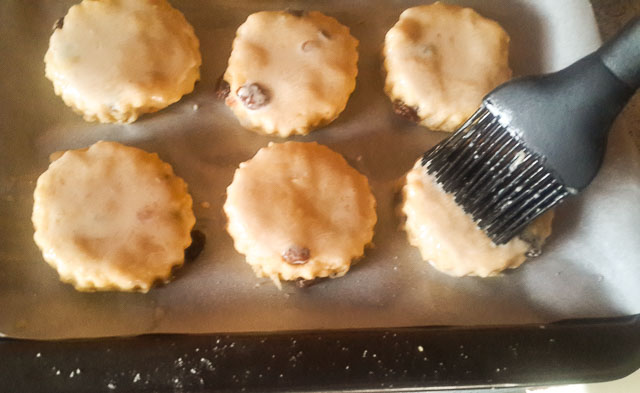 egg wash on newfoundland tea buns