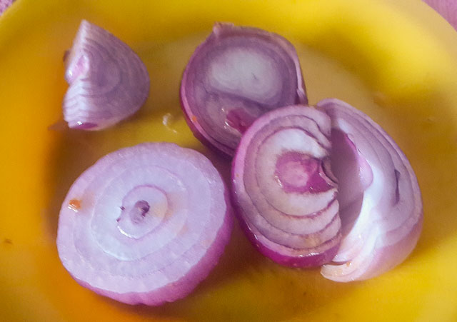 thickly cut onions for quick and easy tomato sauce