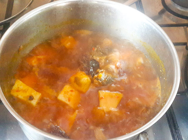 Yam porridge-Yam pottage in a pot