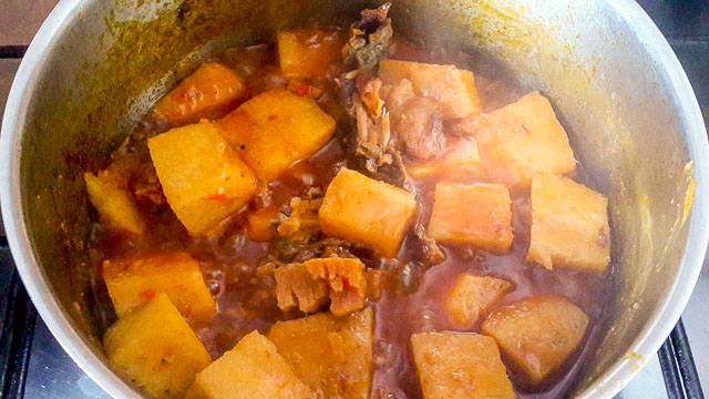 Yam porridge-Yam pottage in a pot