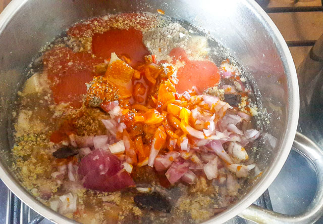 Yam porridge-Yam pottage in a pot