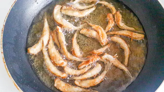 white bait frying for Nigerian crispy fried whitebait fish