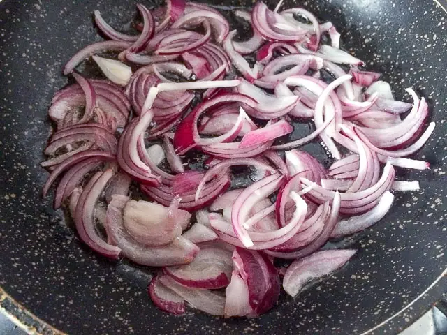 sliced onions for Beef liver sauce