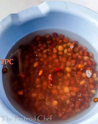 Pigeon pea soaking in water