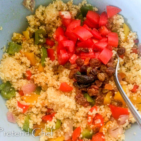 Couscous with bell peppers, tomatoes and raisins