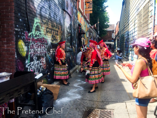 dancers, Pedestrian sunday in Kensington 201