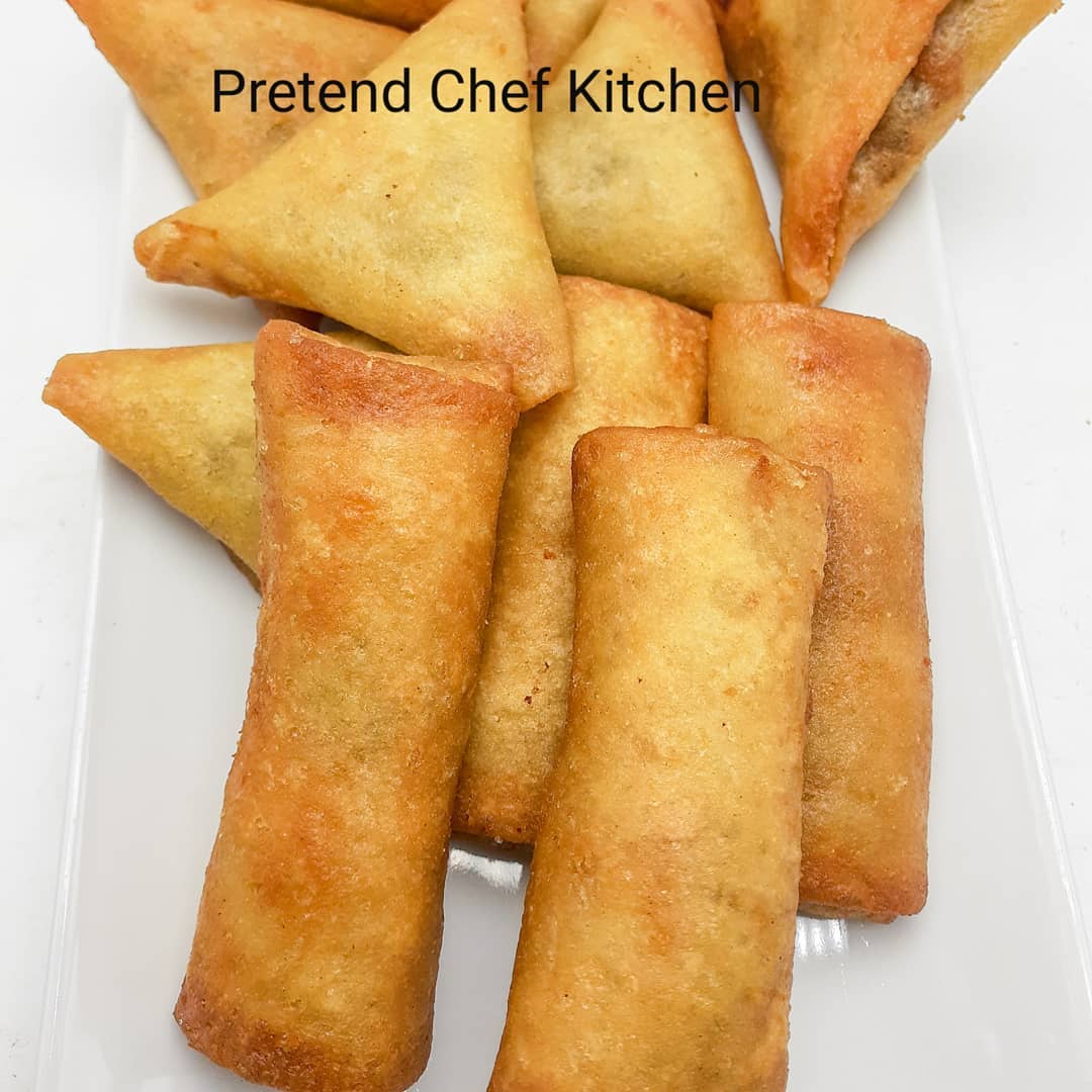 Samosas and spring rolls... no Nigerian party is complete without them... @pretendchefkitchen
.
#pretendchefkitchen #thepretendchef