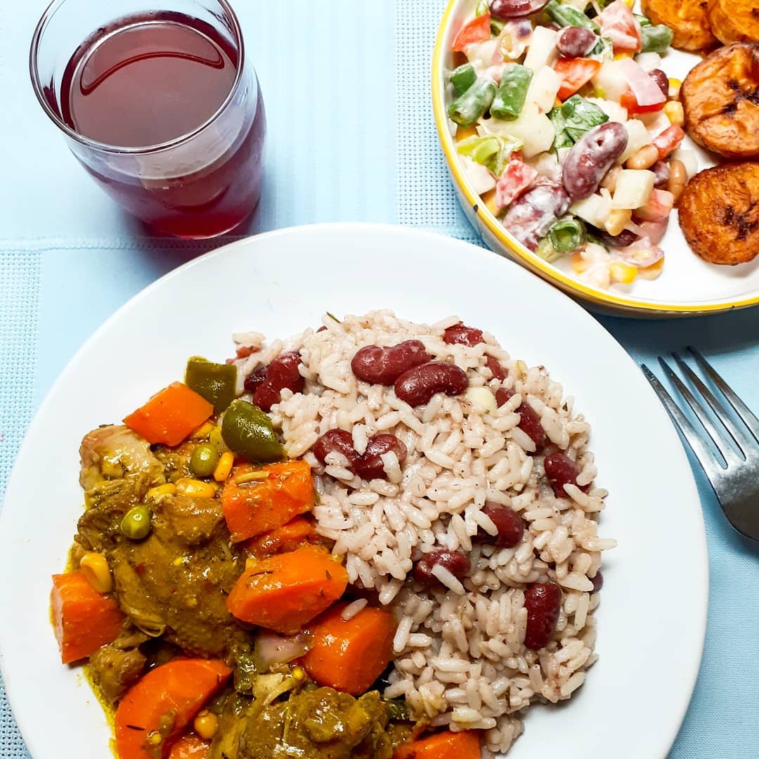 Lunch is served.
Jamaican Brown Stew Chicken with rice and peas...a side of Beans salad and plantains... a glass of sorrell aka zobo t wash it all down 😊😍
.
Recipe in bio.
.
.
.
.
#jamaicanfood #jamaica #riceandpeas #brownstewchicken #nigerianfoodie #nigerianfoodblogger #pimento #pretendchefkitchen #pretendchefofficial