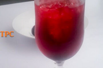 Zobo (sorrel) drink in a glass cup