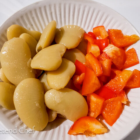 Broad beans and chopped tomamto